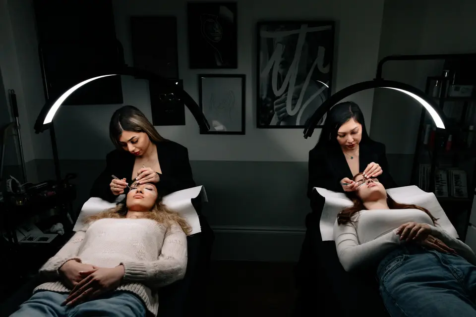 Envy lashes london team at work